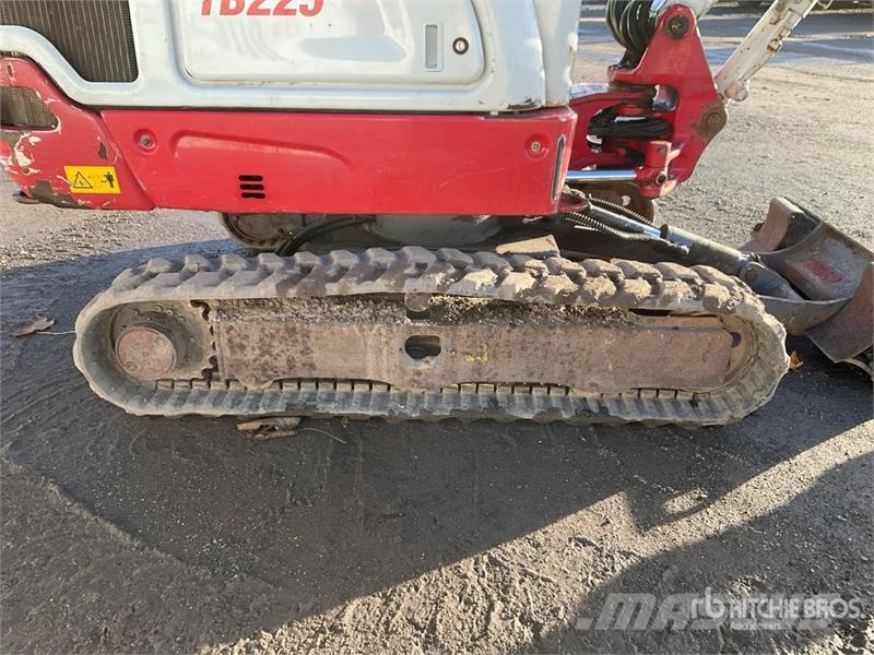 Takeuchi TB225 Mini Excavator حفارات صغيرة أقل من 7 طن (حفارات صغيرة)