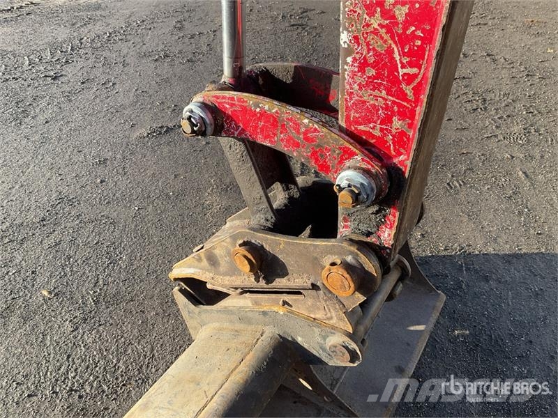 Takeuchi TB225 Mini Excavator حفارات صغيرة أقل من 7 طن (حفارات صغيرة)
