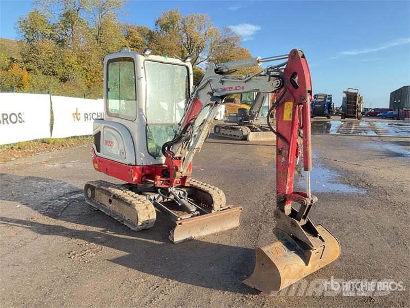 Takeuchi TB225 Mini Excavator حفارات صغيرة أقل من 7 طن (حفارات صغيرة)