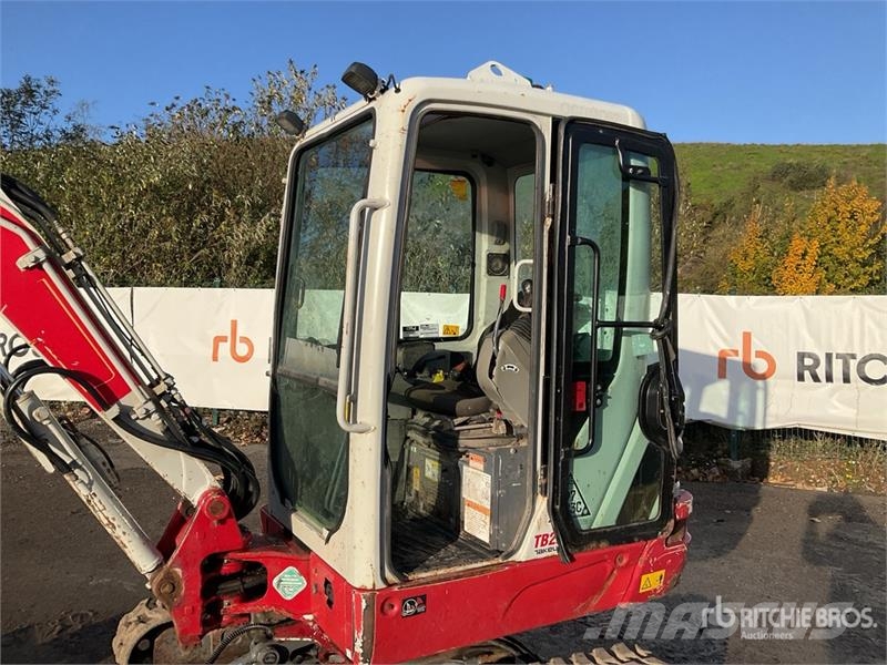 Takeuchi TB225 Mini Excavator حفارات صغيرة أقل من 7 طن (حفارات صغيرة)