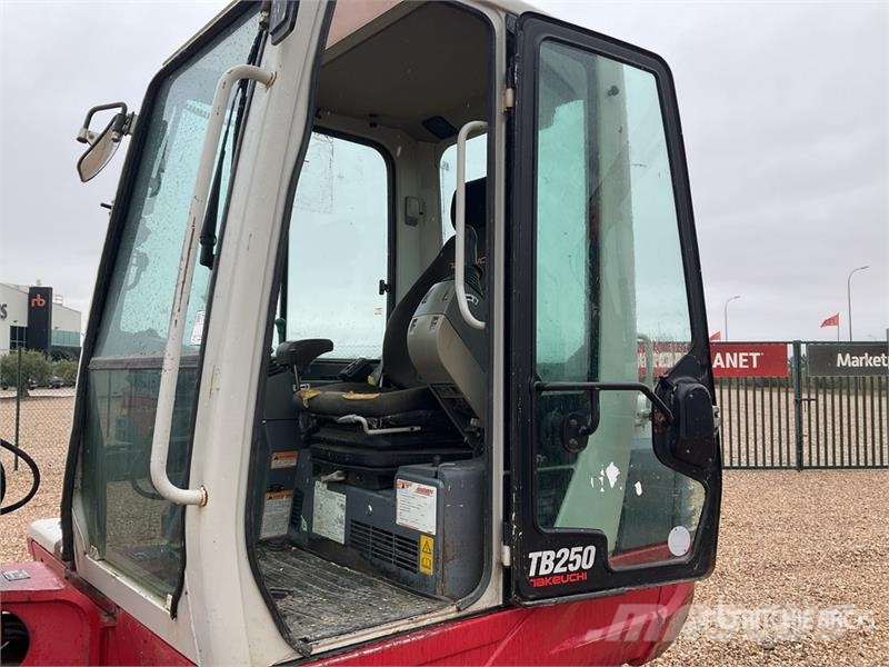 Takeuchi TB250 Mini pelle < 7t
