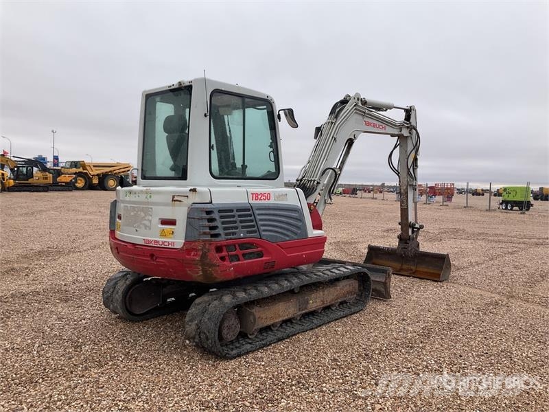 Takeuchi TB250 Mini pelle < 7t