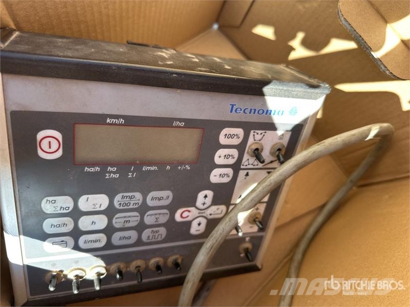Tecnoma Tecnis 3100 21 m S/A Pulverisateur Traine 21 m S/A Причіпні обприскувачі