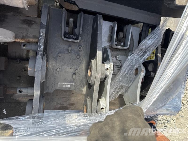 TM benne Qty of (6) Quick Coupler 퀵 커넥터