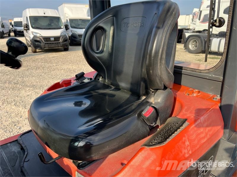 Toyota 7FB30 3000 kg Electric Forklift شاحنات ذات رافعات شوكية تعمل بالكهرباء