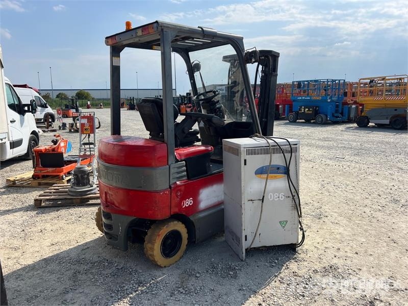 Toyota 7FBMF25 2500 kg Electric Forklift (Inoperable) شاحنات ذات رافعات شوكية تعمل بالكهرباء