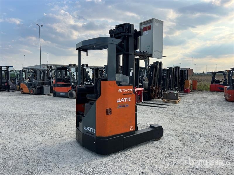 Toyota 7FBRE20 2000 kg Electric Stacker 自走式スタッカー