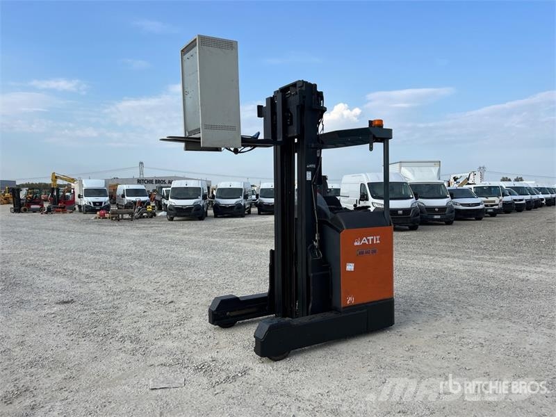 Toyota 7FBRE20 2000 kg Electric Stacker 自走式スタッカー
