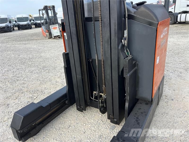 Toyota 7FBRE20 2000 kg Electric Stacker 自走式スタッカー