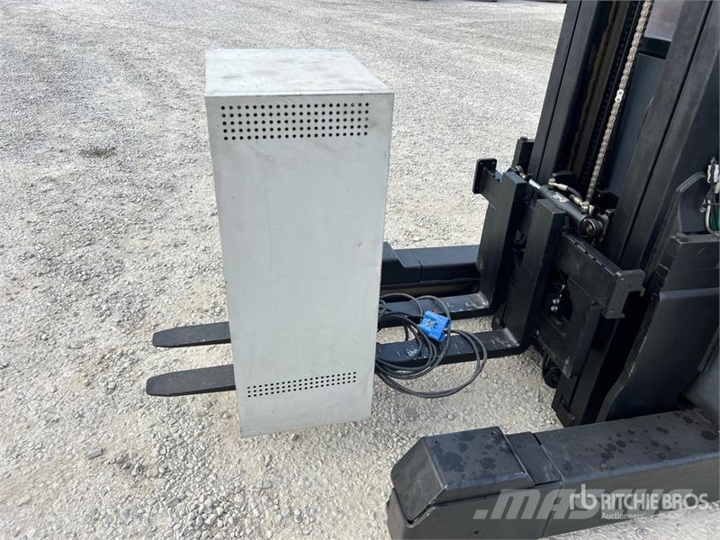 Toyota 7FBRE20 2000 kg Electric Stacker 自走式スタッカー