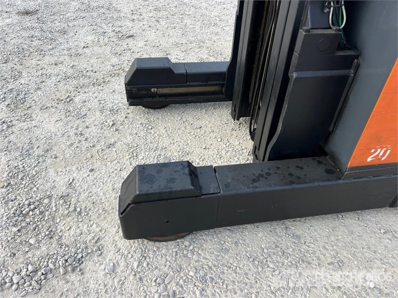 Toyota 7FBRE20 2000 kg Electric Stacker 自走式スタッカー