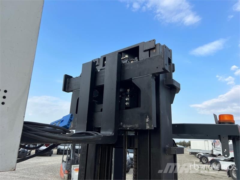 Toyota 7FBRE20 2000 kg Electric Stacker 自走式スタッカー