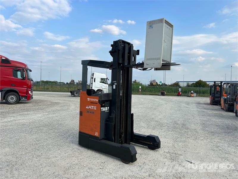 Toyota 7FBRE20 2000 kg Electric Stacker 自走式スタッカー