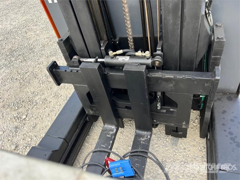 Toyota 7FBRE20 2000 kg Electric Stacker 自走式スタッカー