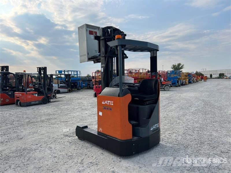 Toyota 7FBRE20 2000 kg Electric Stacker 自走式スタッカー