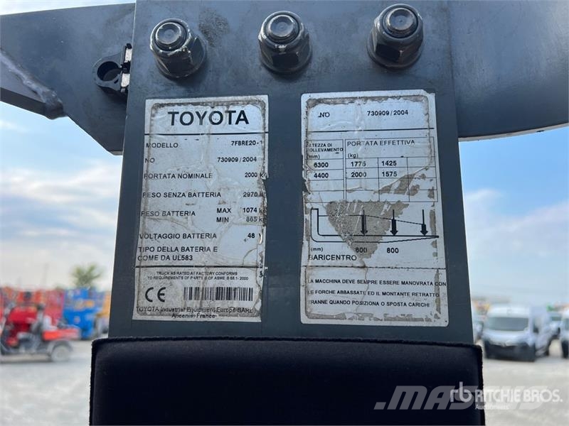 Toyota 7FBRE20 2000 kg Electric Stacker 自走式スタッカー