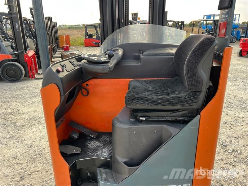 Toyota 7FBRE20 2000 kg Electric Stacker 自走式スタッカー