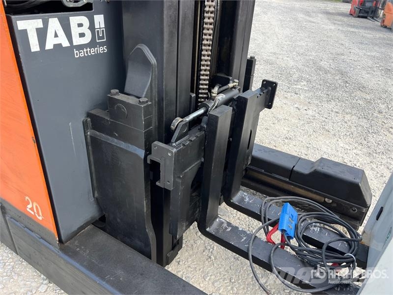 Toyota 7FBRE20 2000 kg Electric Stacker 自走式スタッカー