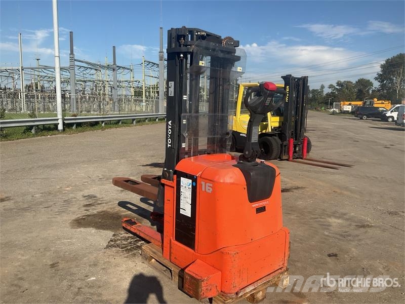 Toyota 7SLL16 1600 kg Electric Stacker Самоходни товарачи