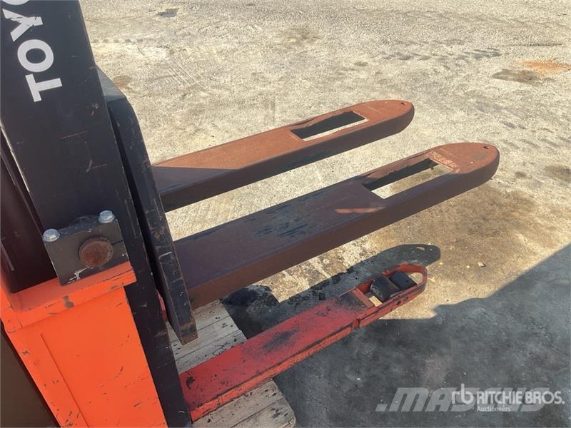 Toyota 7SLL16 1600 kg Electric Stacker Самоходни товарачи