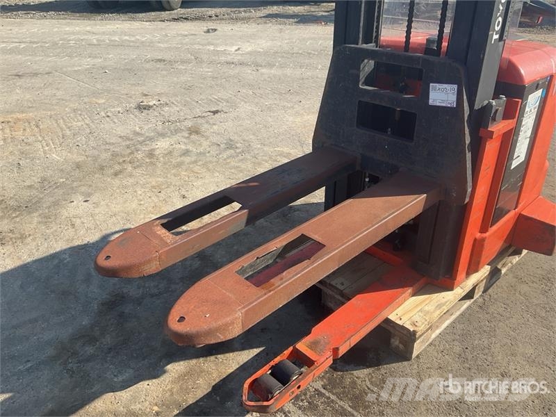 Toyota 7SLL16 1600 kg Electric Stacker Самоходни товарачи