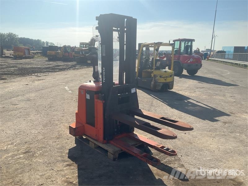 Toyota 7SLL16 1600 kg Electric Stacker Самоходни товарачи