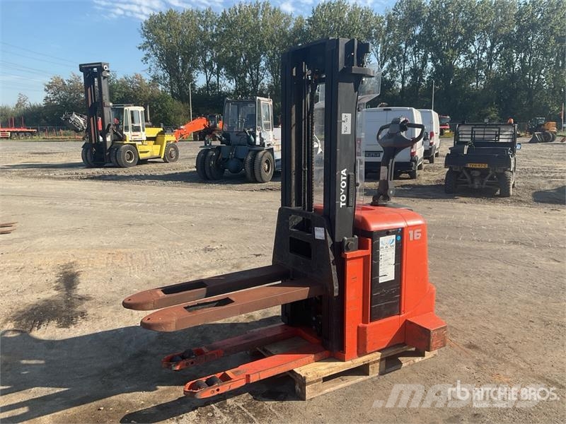 Toyota 7SLL16 1600 kg Electric Stacker Самоходни товарачи