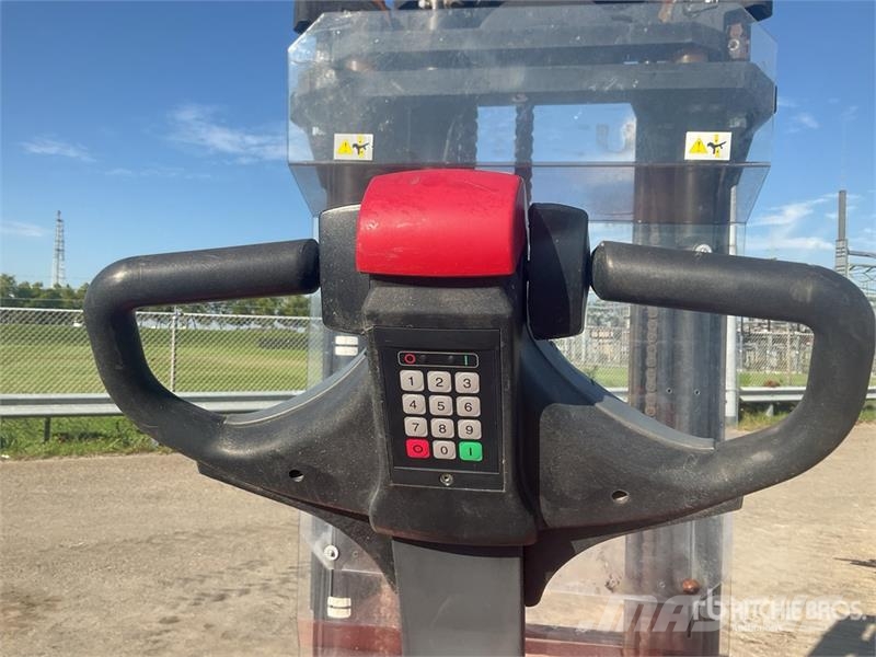 Toyota 7SLL16 1600 kg Electric Stacker Самоходни товарачи