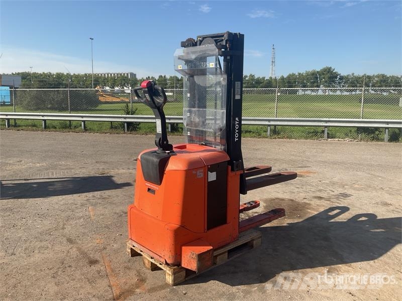Toyota 7SLL16 1600 kg Electric Stacker Самоходни товарачи