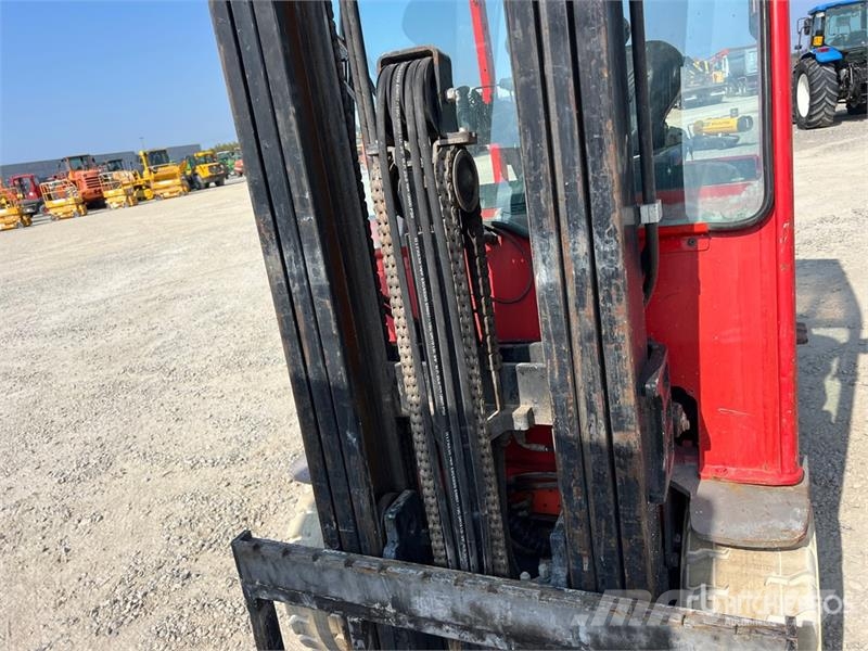 Toyota 8FBMT30 3000 kg Electric Forklift (Inoperable) شاحنات ذات رافعات شوكية تعمل بالكهرباء
