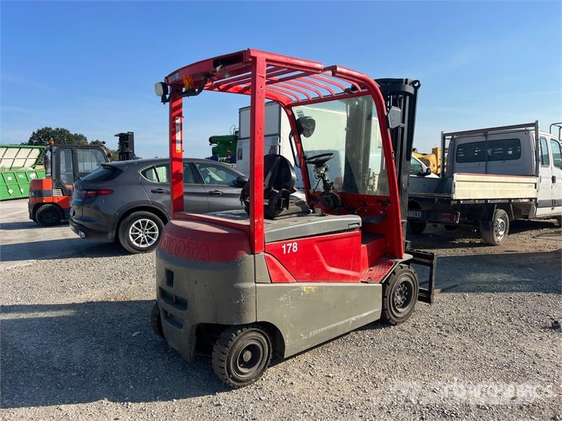 Toyota 8FBMT30 3000 kg Electric Forklift (Inoperable) Carrelli elevatori elettrici