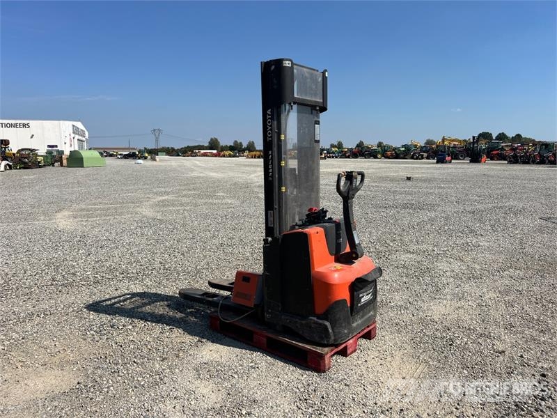 Toyota 8SM12 1200 kg Electric Stacker Apiladores eléctricos autopropulsados