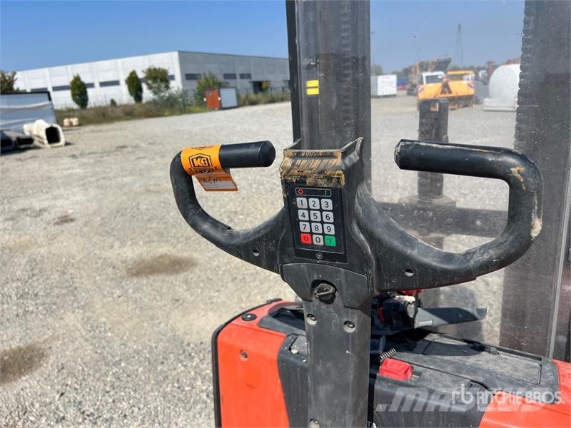 Toyota 8SM12 1200 kg Electric Stacker Apiladores eléctricos autopropulsados