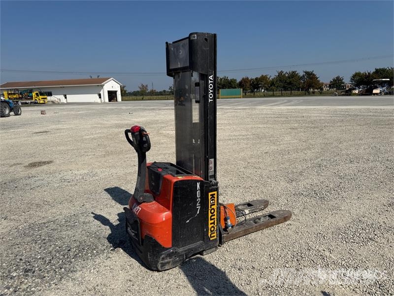 Toyota 8SM14 1400 kg Electric Stacker Zelfrijdende stapelaars