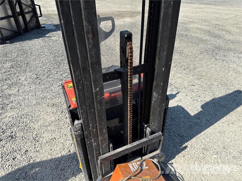 Toyota 8SM14 1400 kg Electric Stacker Zelfrijdende stapelaars