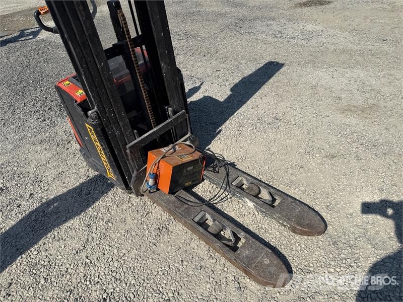 Toyota 8SM14 1400 kg Electric Stacker Zelfrijdende stapelaars