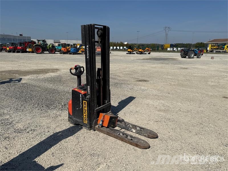 Toyota 8SM14 1400 kg Electric Stacker Zelfrijdende stapelaars
