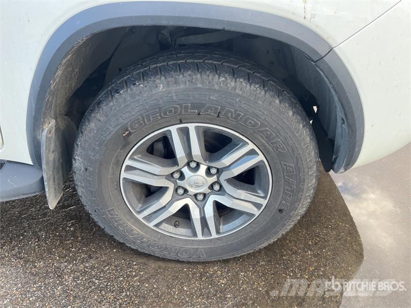 Toyota Fortuner 4WD SUV Avtomobili