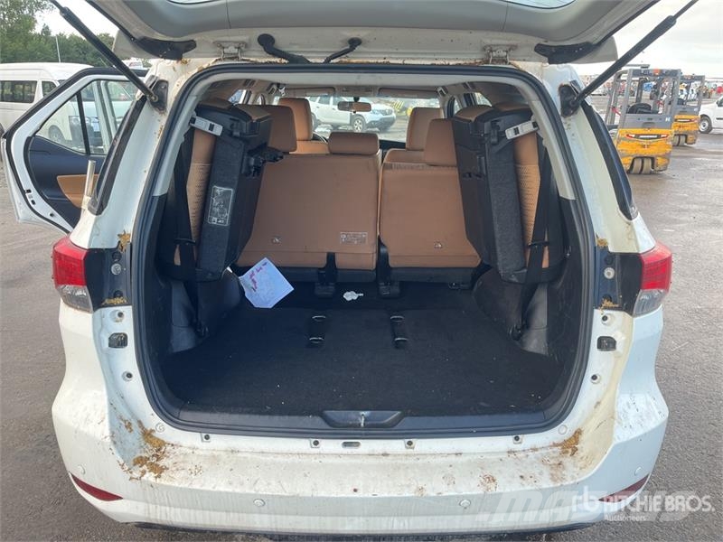 Toyota Fortuner 4WD SUV Avtomobili