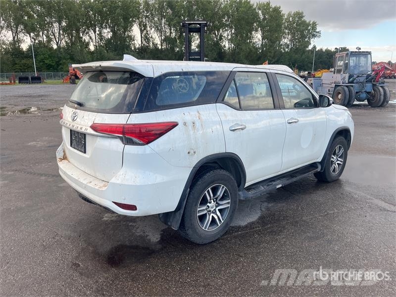 Toyota Fortuner 4WD SUV Avtomobili