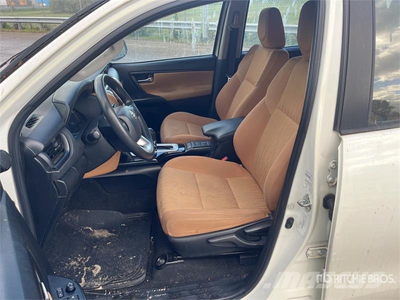 Toyota Fortuner 4WD SUV Avtomobili