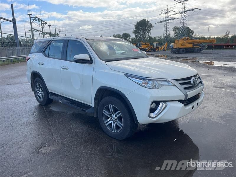 Toyota Fortuner 4WD SUV Avtomobili