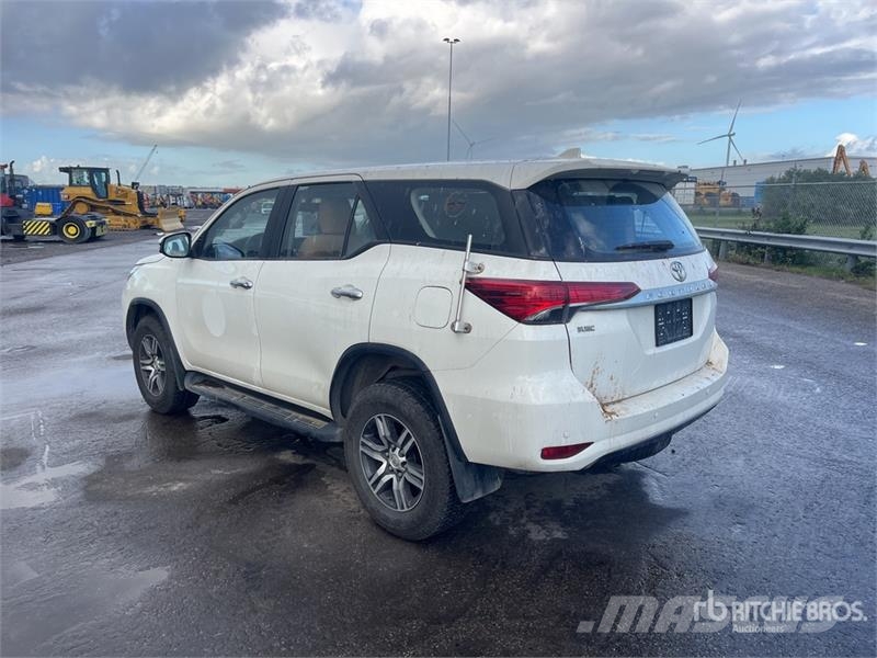 Toyota Fortuner 4WD SUV Avtomobili