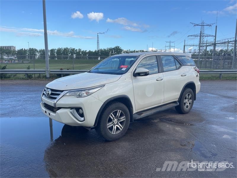 Toyota Fortuner 4WD SUV Avtomobili