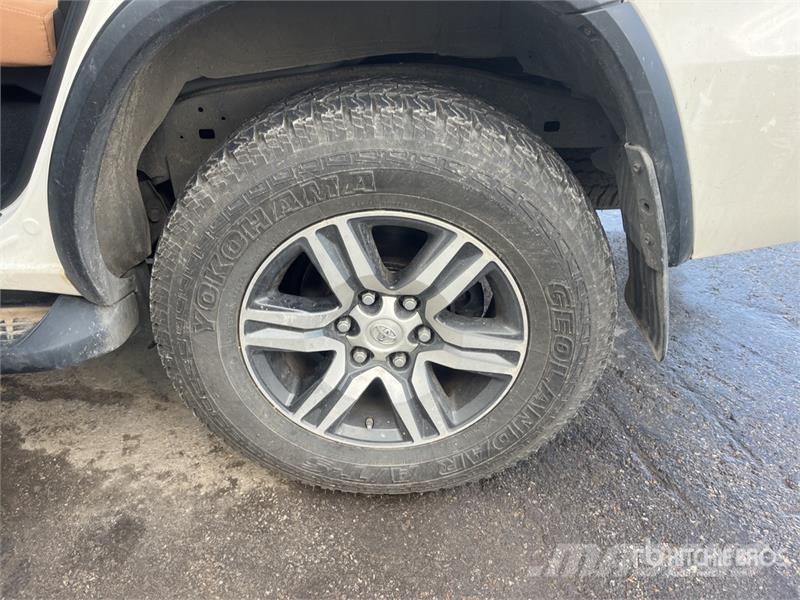 Toyota Fortuner 4WD SUV Avtomobili