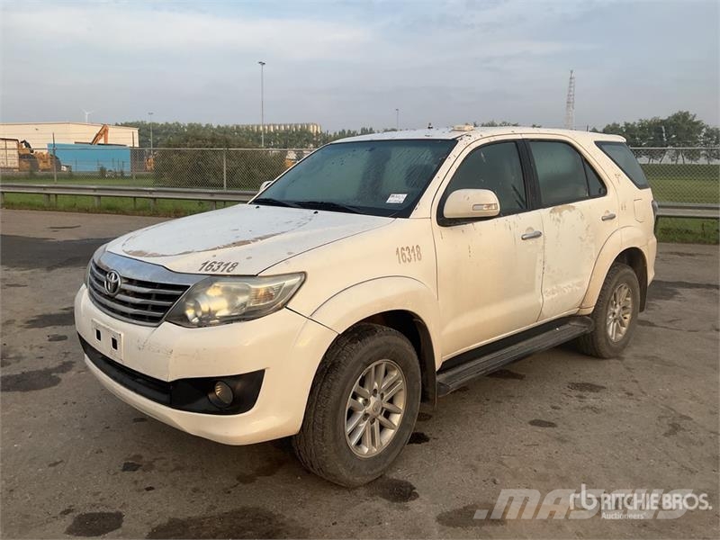 Toyota Fortuner AWD Automobile (Inoperable) Kistehergépjárművek