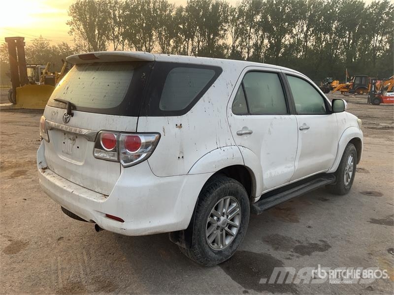 Toyota Fortuner AWD Automobile (Inoperable) Kistehergépjárművek
