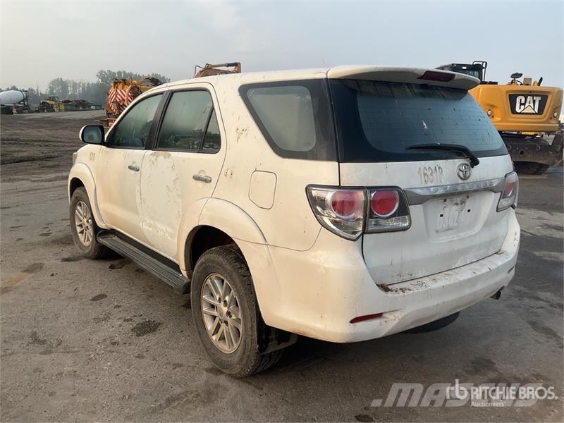 Toyota Fortuner AWD Automobile (Inoperable) Kistehergépjárművek