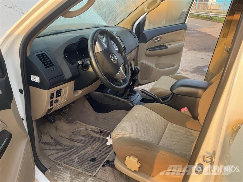 Toyota Fortuner AWD Automobile (Inoperable) Kistehergépjárművek