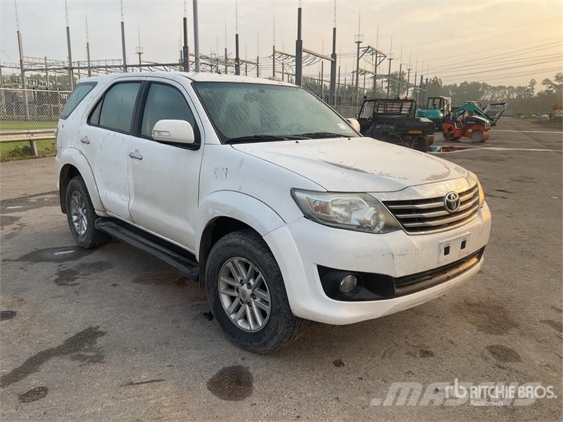 Toyota Fortuner AWD Automobile (Inoperable) Kistehergépjárművek